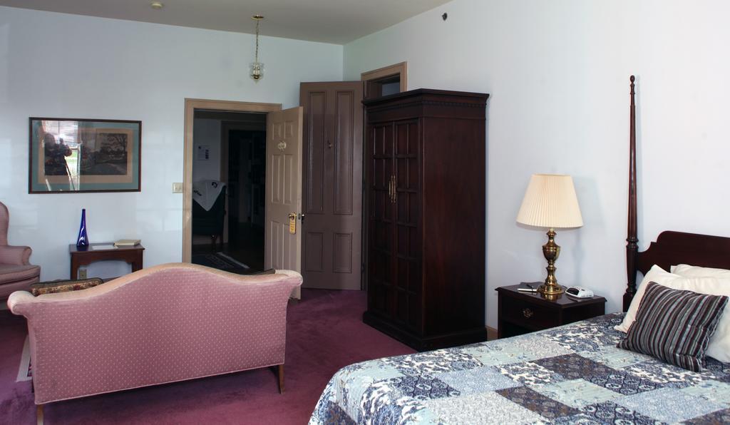 Oak Valley Inn And Suites Geneseo Room photo